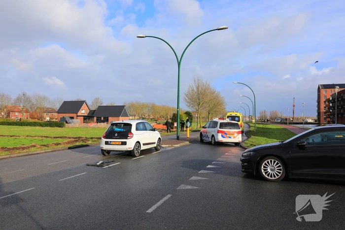 Auto belandt in sloot na botsing