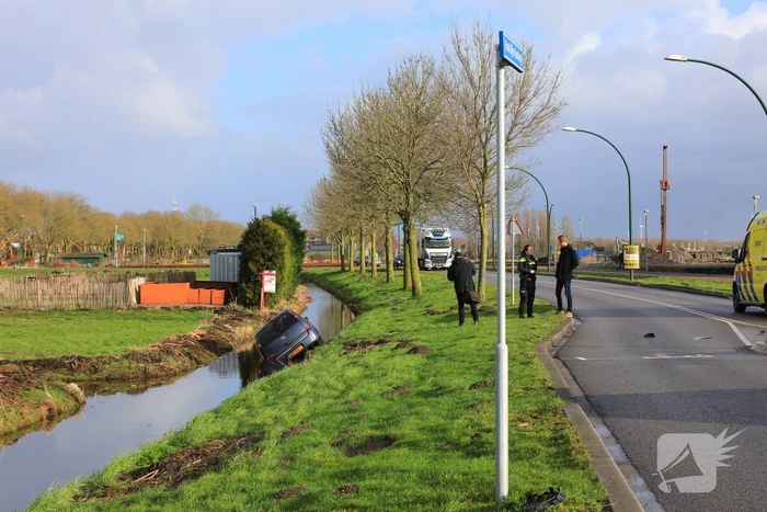 Auto belandt in sloot na botsing
