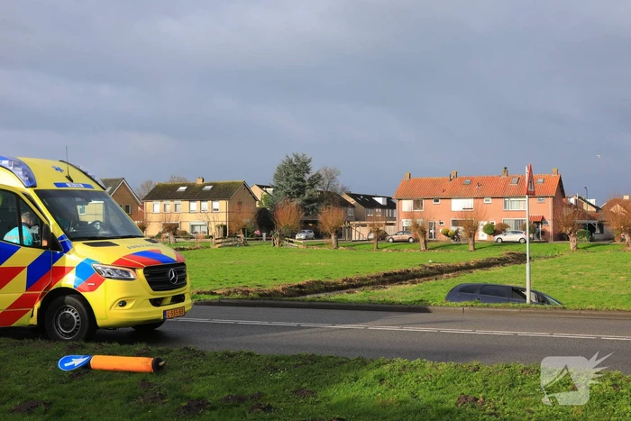 Auto belandt in sloot na botsing