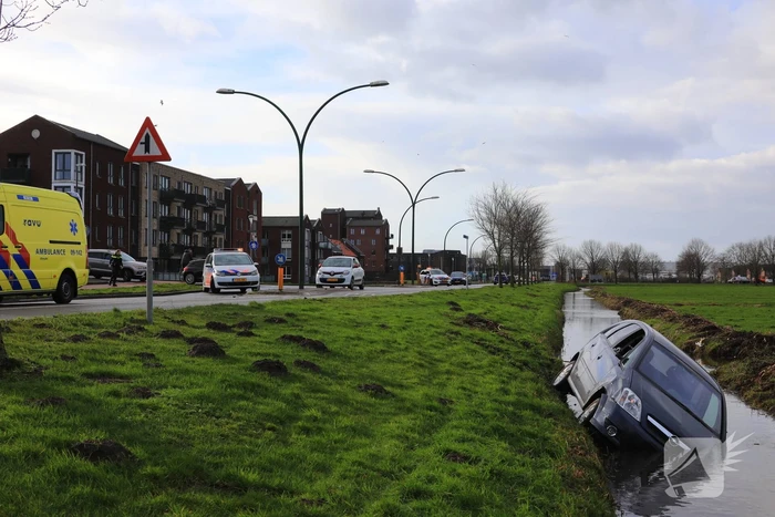 Auto belandt in sloot na botsing