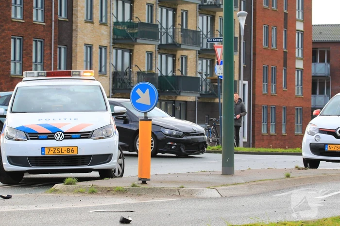 Auto belandt in sloot na botsing