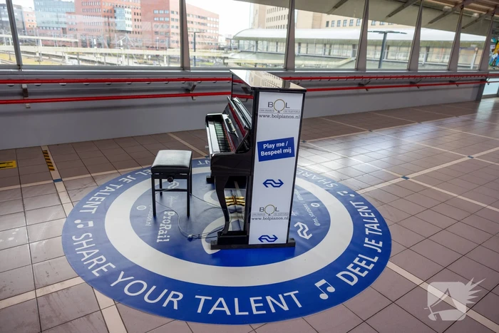 Piano feestelijk geplaatst in stationshal NS-station