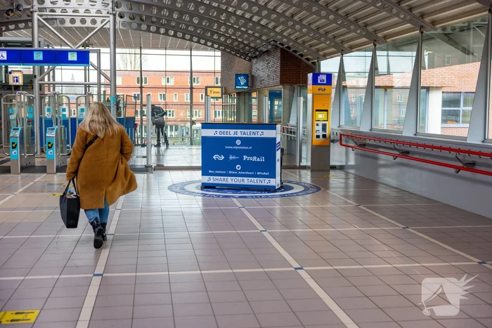 Piano feestelijk geplaatst in stationshal NS-station
