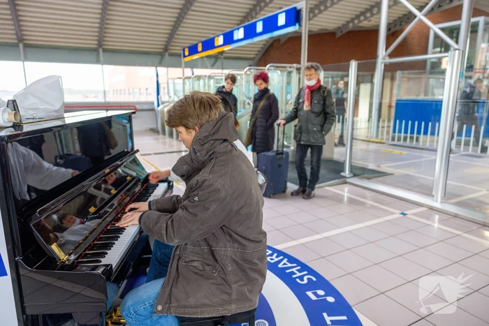 Piano feestelijk geplaatst in stationshal NS-station
