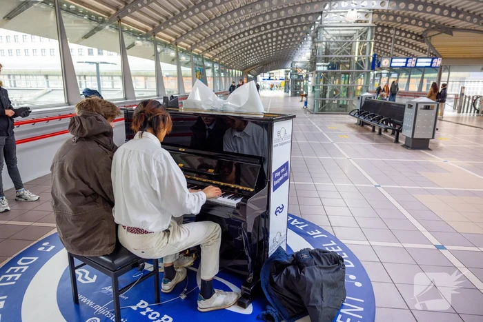 Piano feestelijk geplaatst in stationshal NS-station
