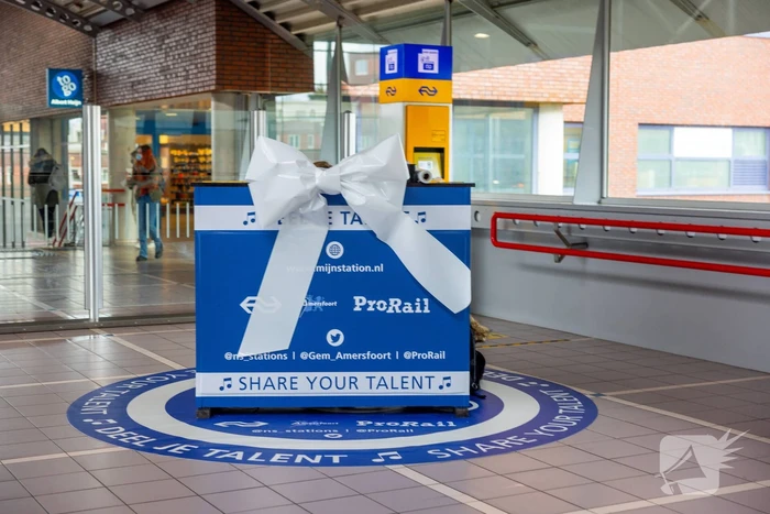 Piano feestelijk geplaatst in stationshal NS-station