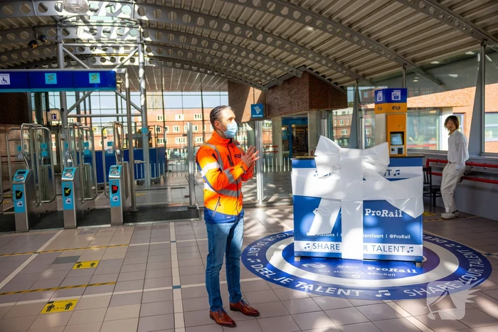Piano feestelijk geplaatst in stationshal NS-station