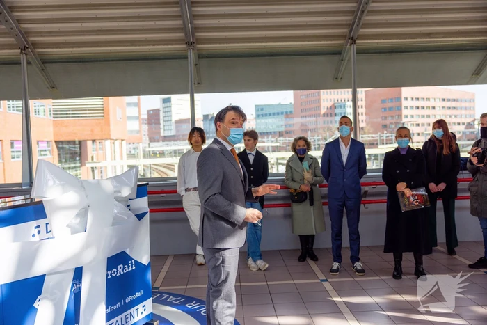 Piano feestelijk geplaatst in stationshal NS-station