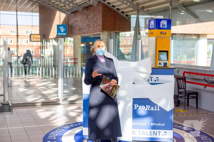 Piano feestelijk geplaatst in stationshal NS-station