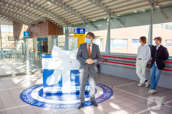Piano feestelijk geplaatst in stationshal NS-station