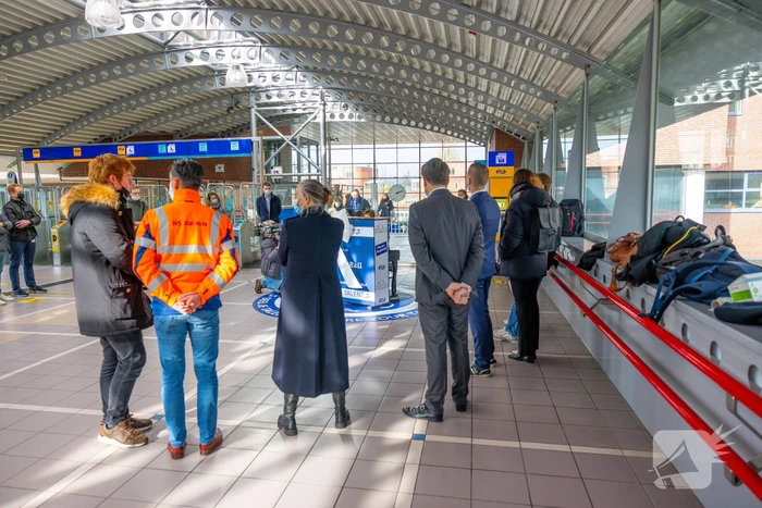 Piano feestelijk geplaatst in stationshal NS-station