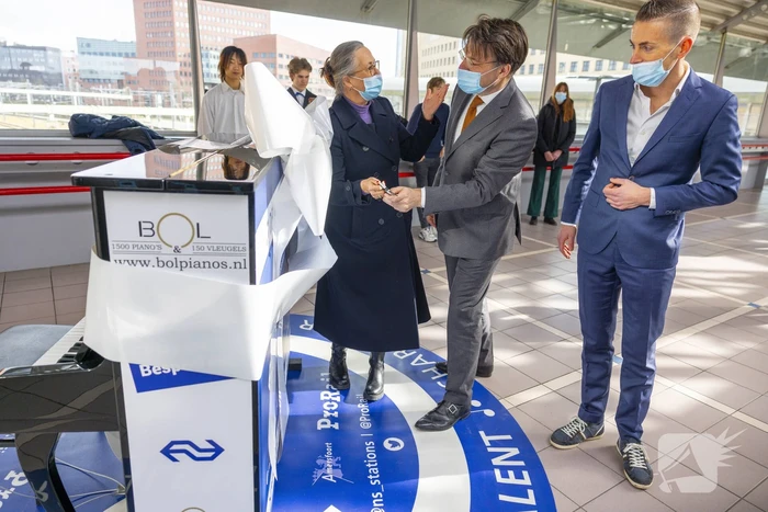 Piano feestelijk geplaatst in stationshal NS-station