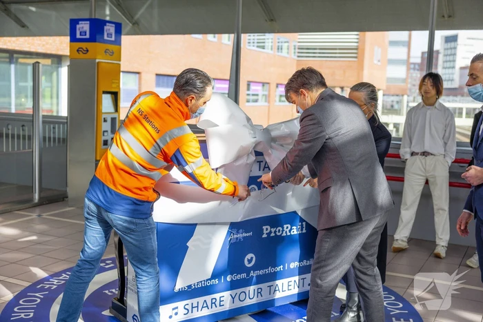 Piano feestelijk geplaatst in stationshal NS-station