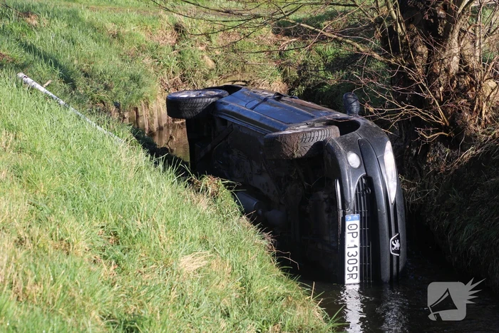 Auto belandt op kant in sloot
