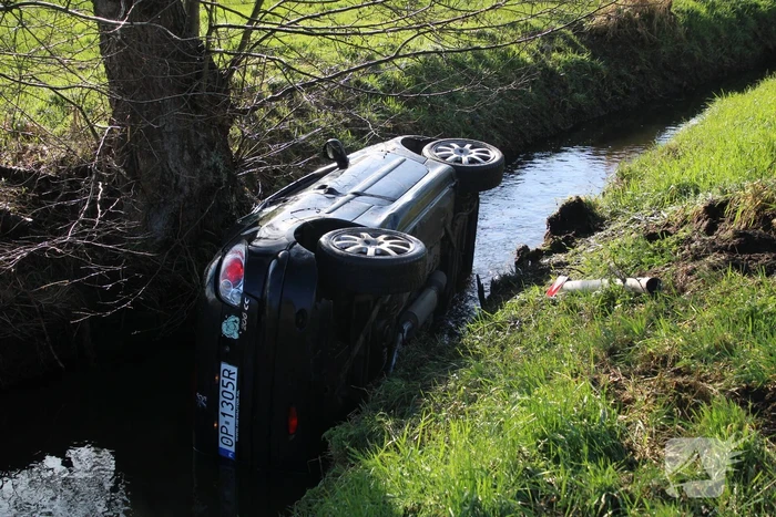 Auto belandt op kant in sloot