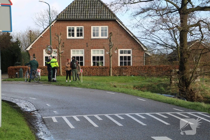 Auto belandt op kant in sloot