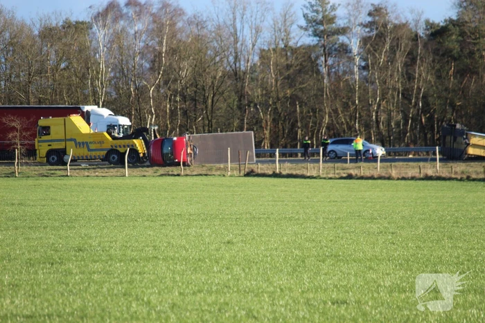 Zwembad belandt op snelweg bij verkeersongeval