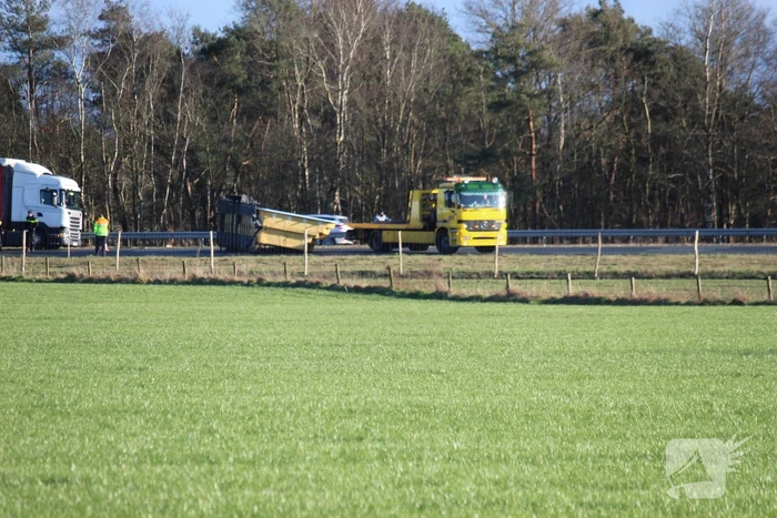 Zwembad belandt op snelweg bij verkeersongeval