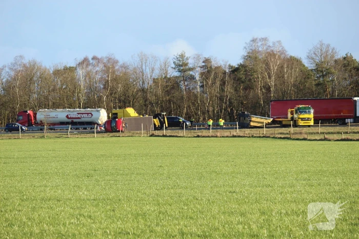 Zwembad belandt op snelweg bij verkeersongeval
