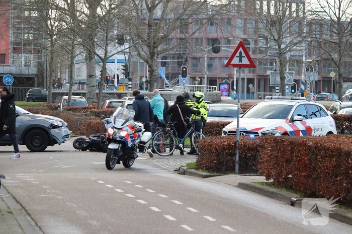 Scooterrijdster gewond bij botsing met auto