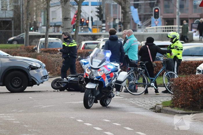Scooterrijdster gewond bij botsing met auto