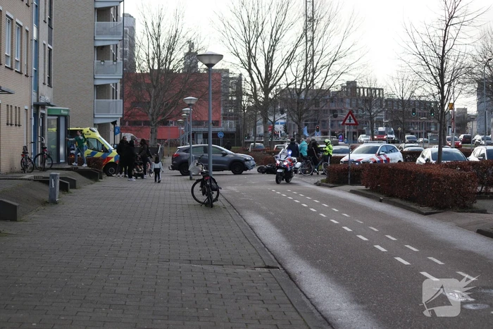 Scooterrijdster gewond bij botsing met auto