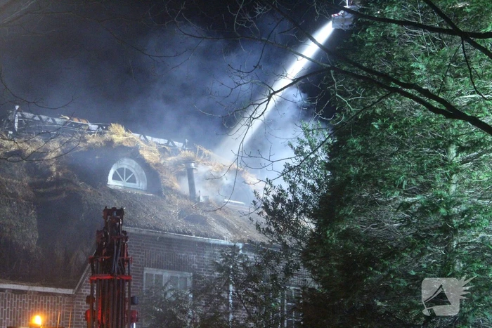 Zeer grote brand in woning met rieten dak