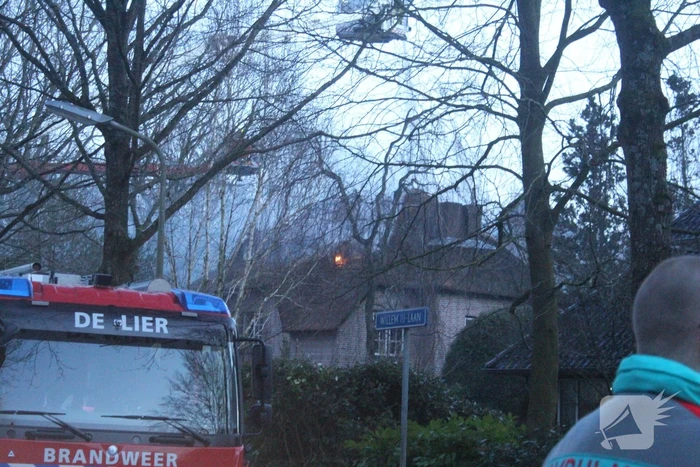 Zeer grote brand in woning met rieten dak