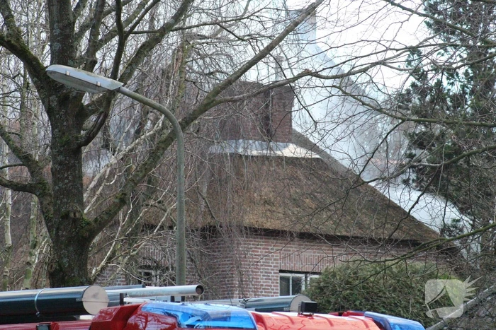 Zeer grote brand in woning met rieten dak