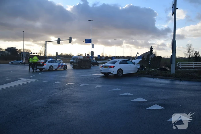 Enorme ravage na botsing met aanhangwagen