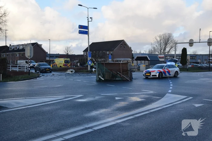 Enorme ravage na botsing met aanhangwagen
