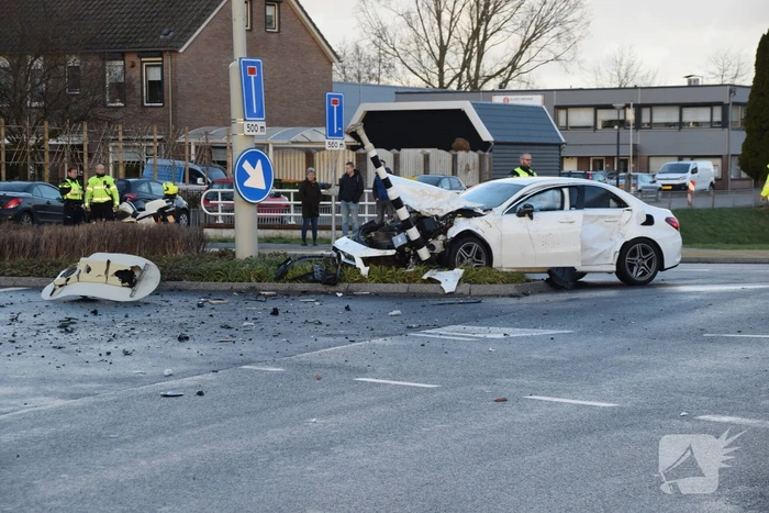 Enorme ravage na botsing met aanhangwagen