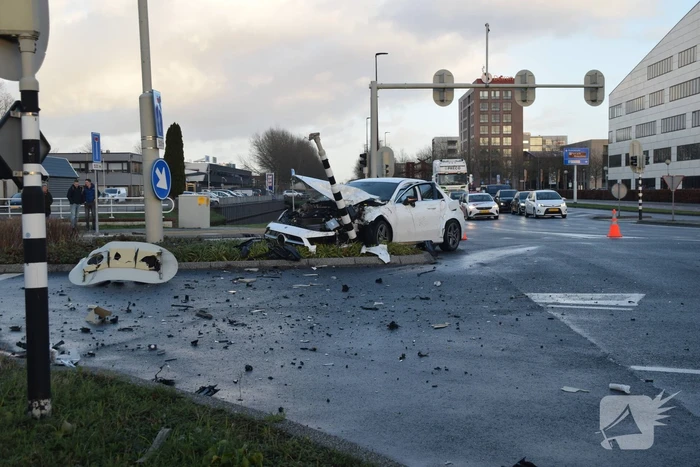 Enorme ravage na botsing met aanhangwagen