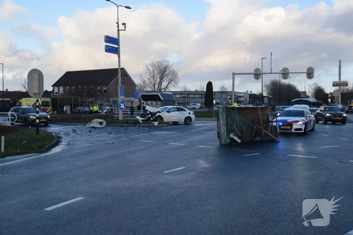 Enorme ravage na botsing met aanhangwagen