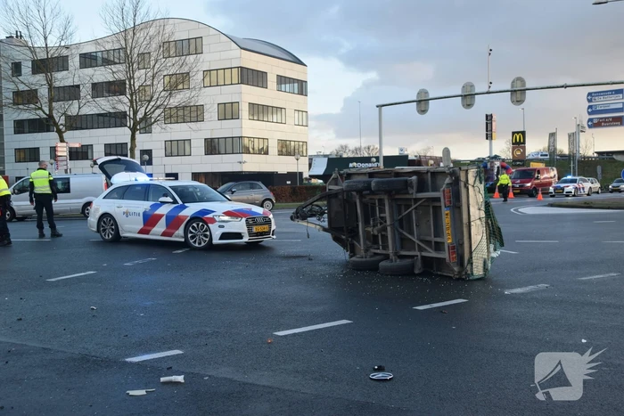 Enorme ravage na botsing met aanhangwagen