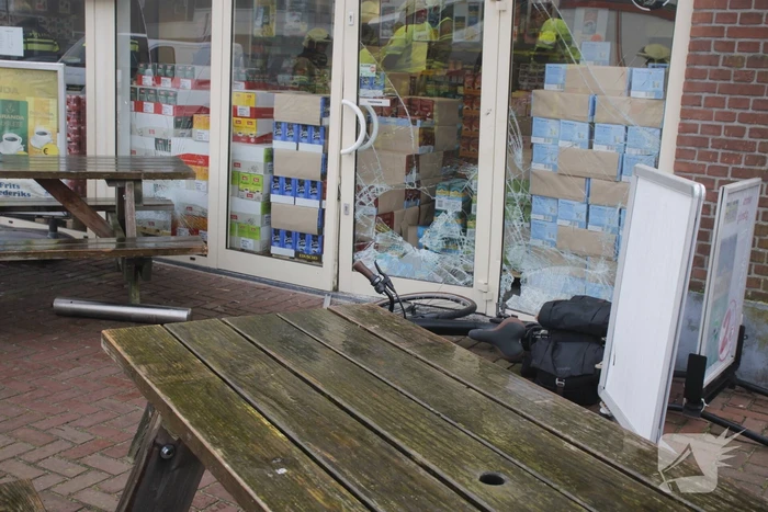 Auto zorgt voor schade aan koffiewinkel