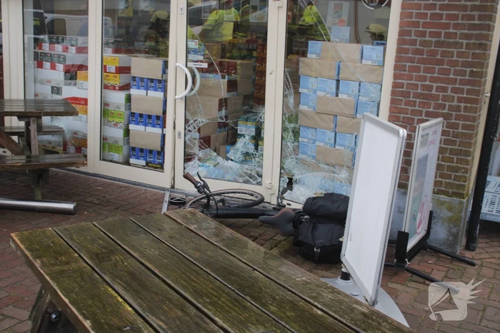Auto zorgt voor schade aan koffiewinkel