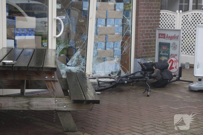 Auto zorgt voor schade aan koffiewinkel