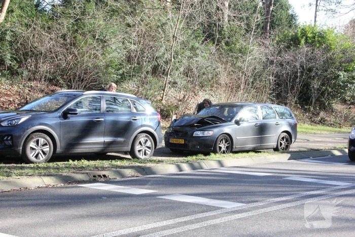 Auto's zwaarbeschadigd bij kop-staartbotsing