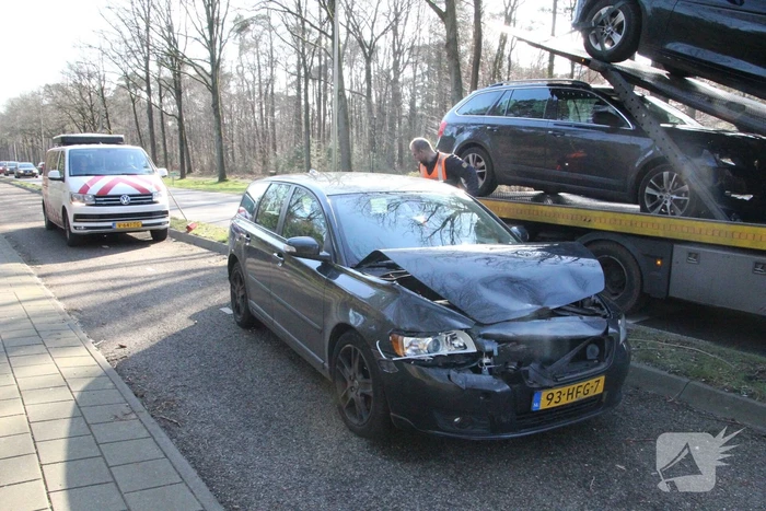 Auto's zwaarbeschadigd bij kop-staartbotsing