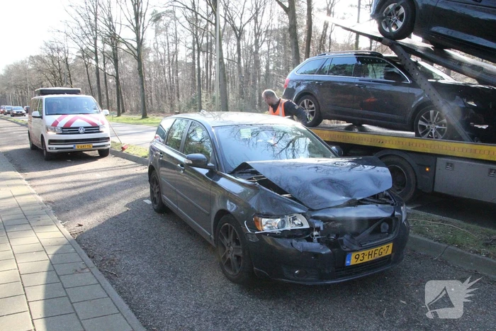 Auto's zwaarbeschadigd bij kop-staartbotsing