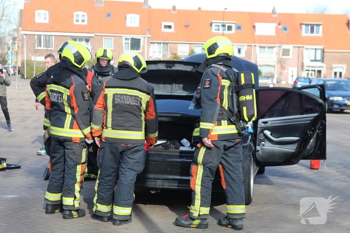 Omstanders voorkomen erger bij autobrand