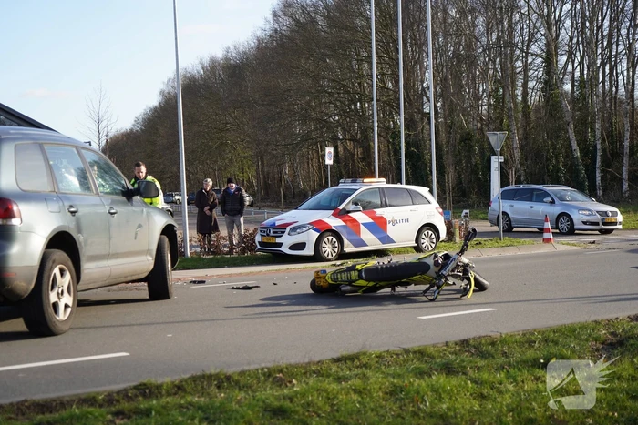 Motorrijder gewond bij botsing met auto