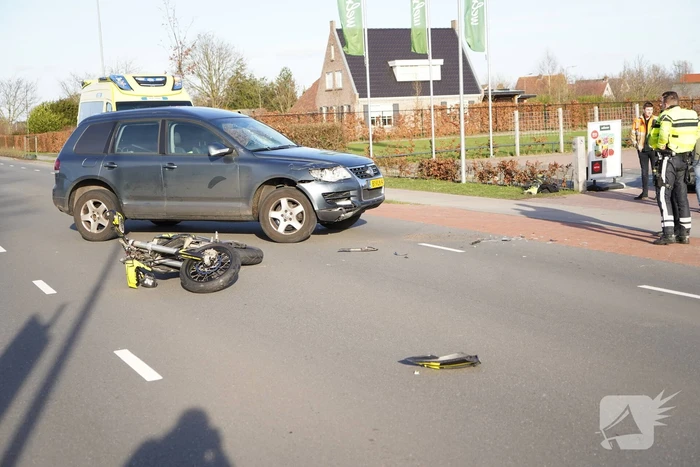 Motorrijder gewond bij botsing met auto