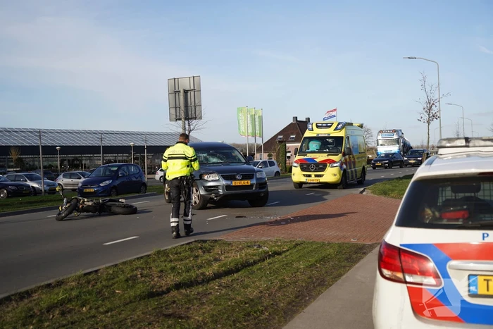 Motorrijder gewond bij botsing met auto