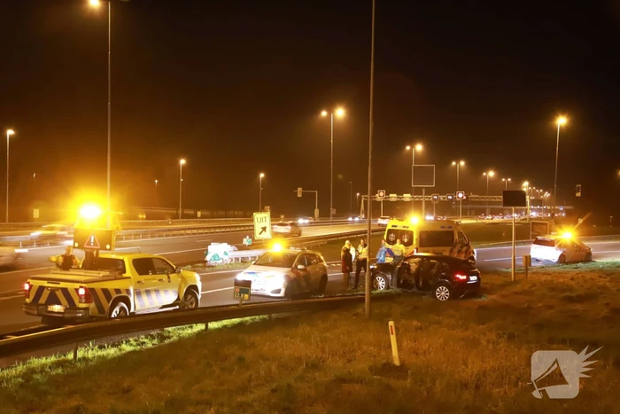 Auto crasht tegen vangrail