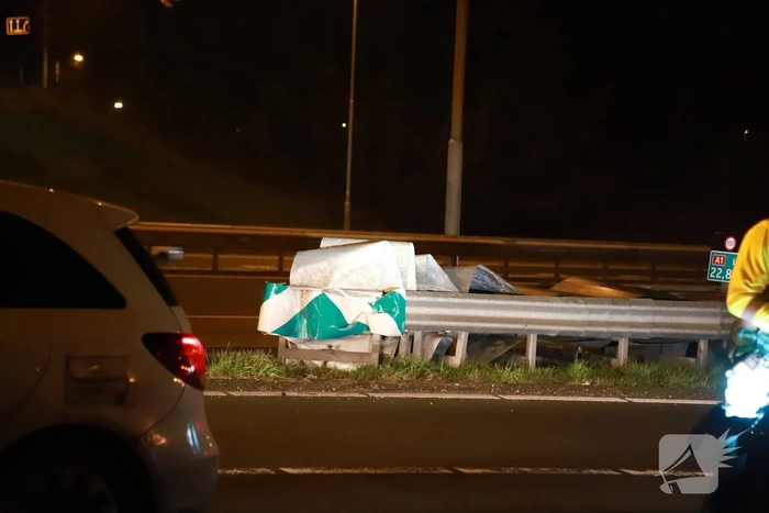 Auto crasht tegen vangrail
