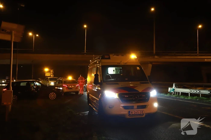 Auto crasht tegen vangrail