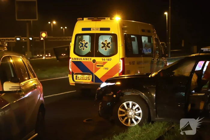 Auto crasht tegen vangrail