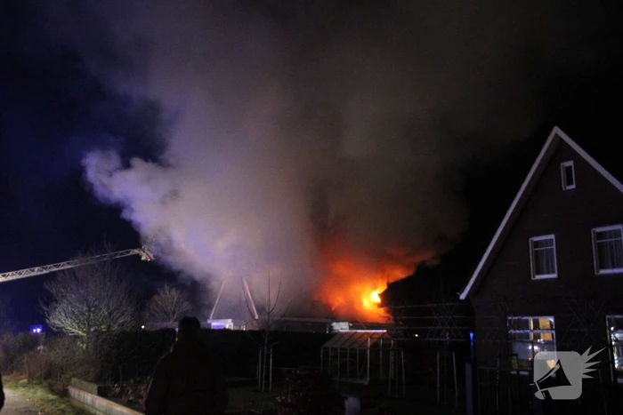 Flinke vlammen vanwege brand in dak van woning